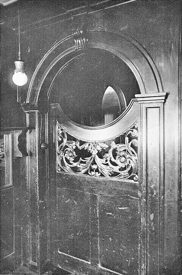 Gordon House Jacobean dog gate 1900