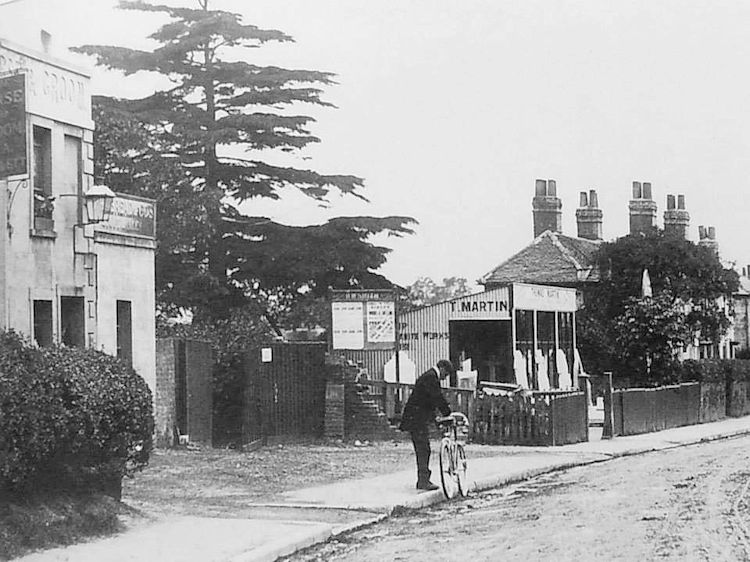 Horse and Groom 1907