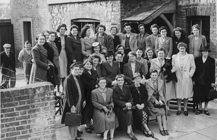 Brickmakers Arms outing 1940s