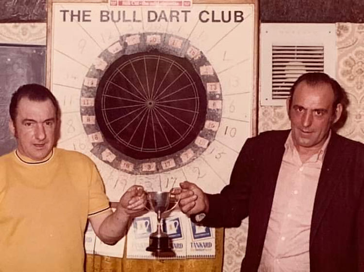 Bull darts players