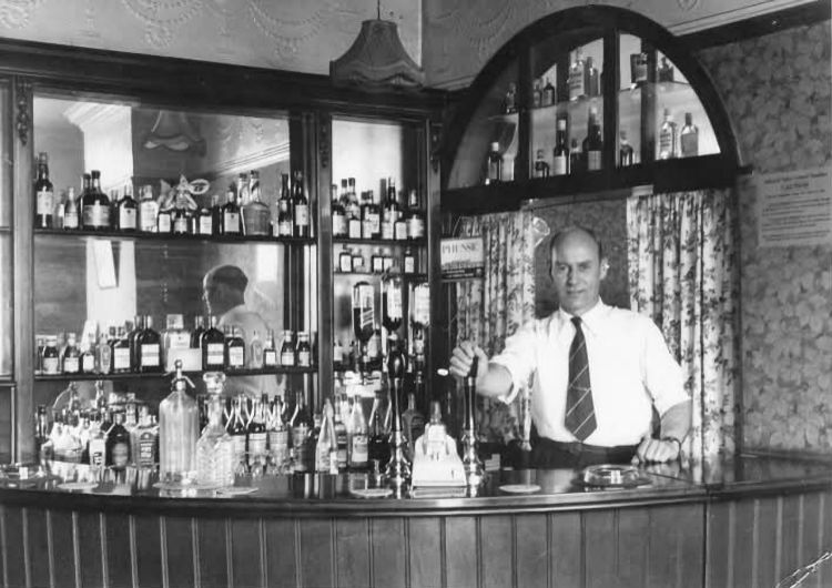 Elephant and Castle Les Colwill