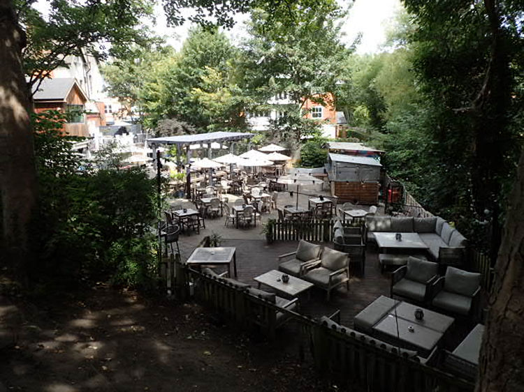 Bickley Arms garden 2025