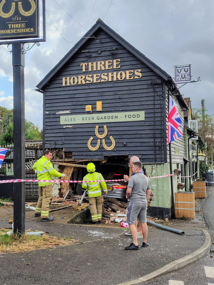 Three Horse shoes crash 2025