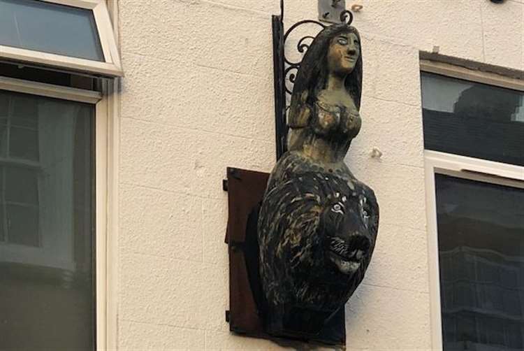 Belle and Lion figrehead 2025