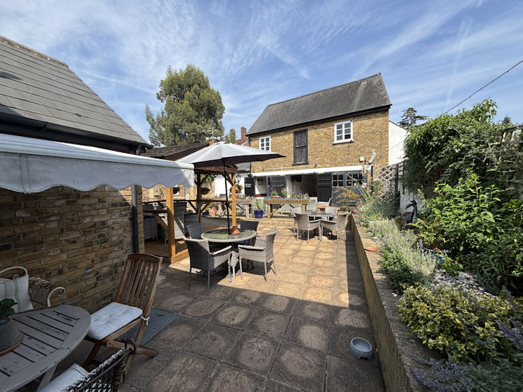Anglesey Arms garden 2026