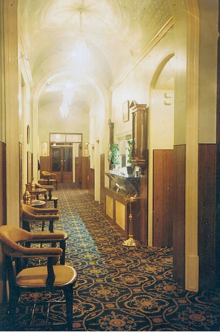 Queen's Hotel corridor